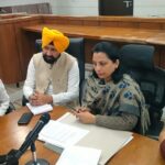 ਮੁੱਖ ਮੰਤਰੀ ਸਿਹਤ ਯੋਜਨਾ ਤਹਿਤ ਕਾਰਡ ਬਣਾਉਣ ਲਈ ਲਗਾਏ ਜਾ ਰਹੇ ਕੈਂਪਾਂ ਦਾ ਲੋਕ ਲੈਣ ਲਾਹਾ-ਡਿਪਟੀ ਕਮਿਸ਼ਨਰ ਨਵਜੋਤ ਕੌਰ