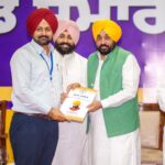 ’ਮਿਸ਼ਨ ਰੋਜ਼ਗਾਰ’ ਜਾਰੀ ਰੱਖਦਿਆਂ ਮੁੱਖ ਮੰਤਰੀ ਭਗਵੰਤ ਸਿੰਘ ਮਾਨ ਨੇ ਹੋਰ 355 ਨੌਜਵਾਨਾਂ ਨੂੰ ਸੌਂਪੇ ਨਿਯੁਕਤੀ ਪੱਤਰ; ਕਿਹਾ, ਪੰਜਾਬ ਵਿੱਚ ਸਰਕਾਰੀ ਨੌਕਰੀਆਂ ਲਈ ਸਿਰਫ਼ ਯੋਗਤਾ ਹੀ ਇੱਕੋ-ਇੱਕ ਮਾਪਦੰਡ